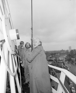 885143 Afbeelding van burgemeester mevr. drs. M.W.M. ('Lien') Vos-van Gortel, die een openingshandeling verricht op de ...